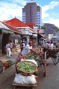 Buntes Treiben in den Gassen von Port Louis